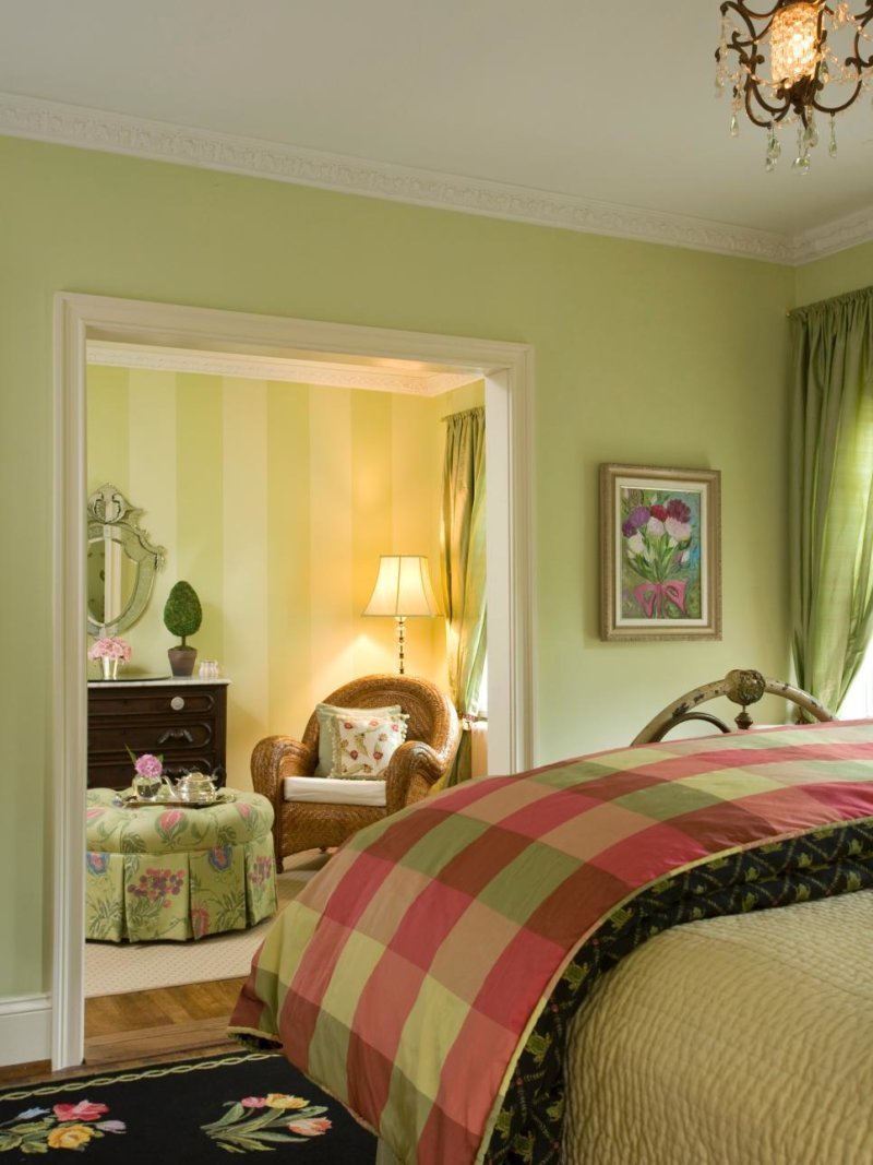 Маленькая спальня в оливковом цвете