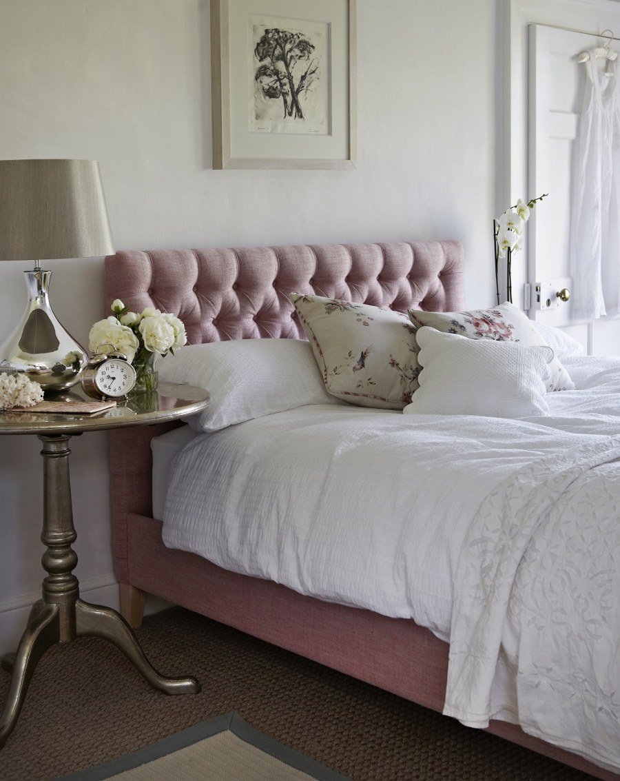 Пыльно розовый в интерьере спальни