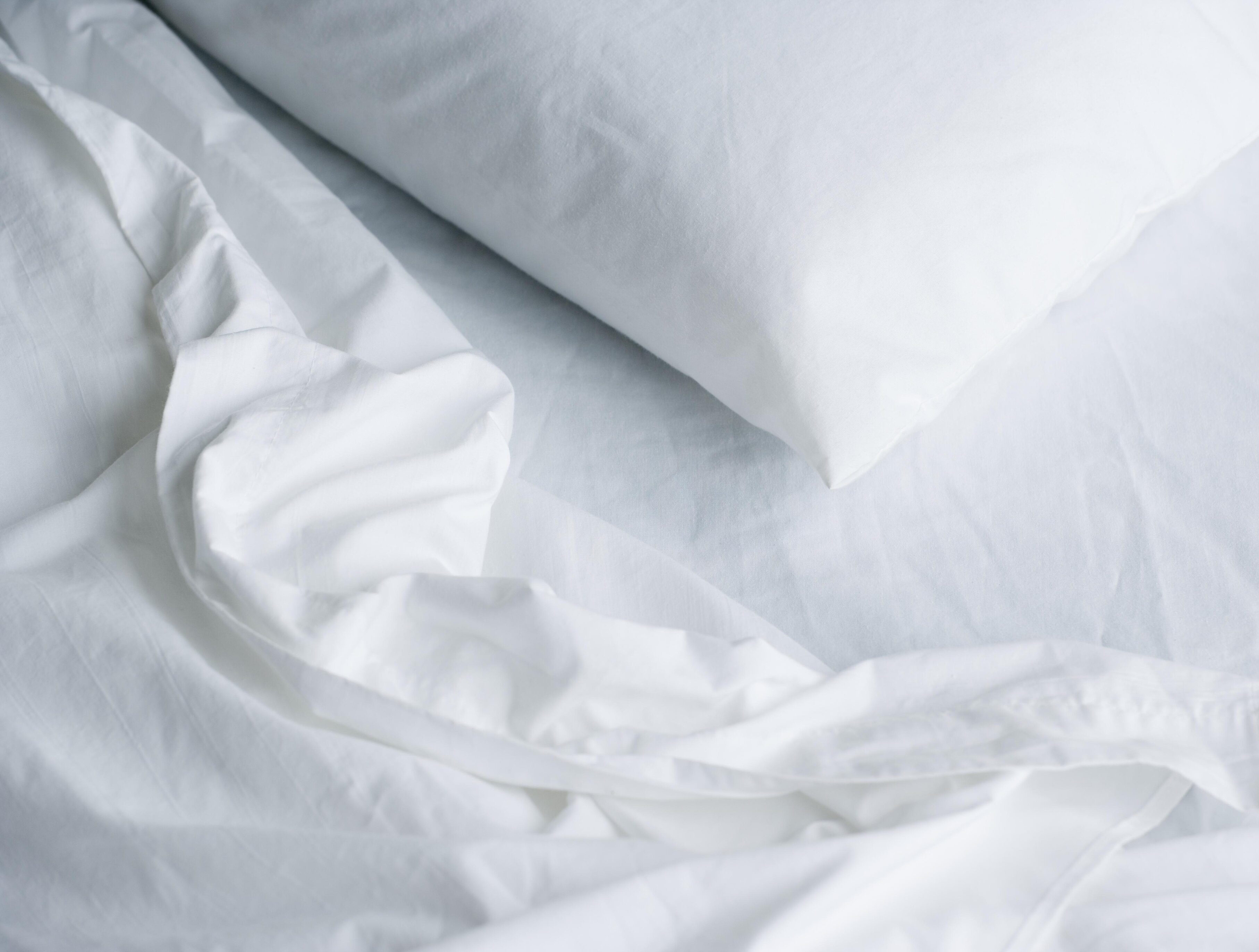 Смятая белая постель. Смятая простынь. Белая простыня. Складки на простыне. Складки на одеяле.