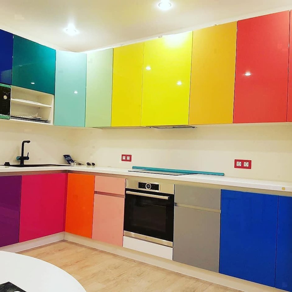Кухня с разноцветными фасадами
