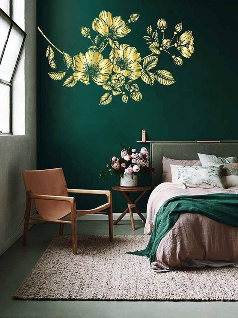 Декор для зеленой стены в спальне