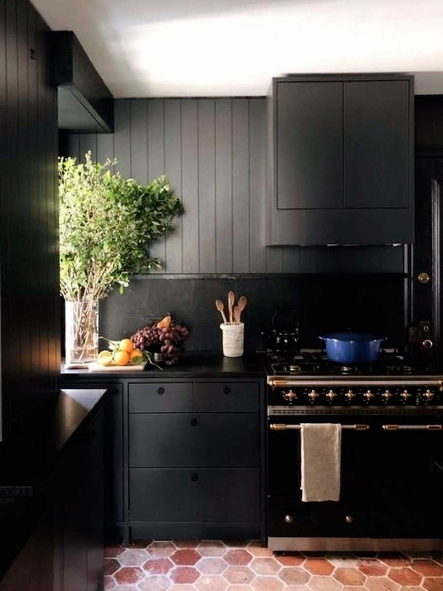 Черная кухня в интерьере