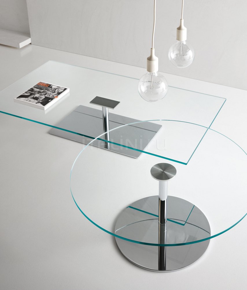 Круглый стеклянный стол с уголком