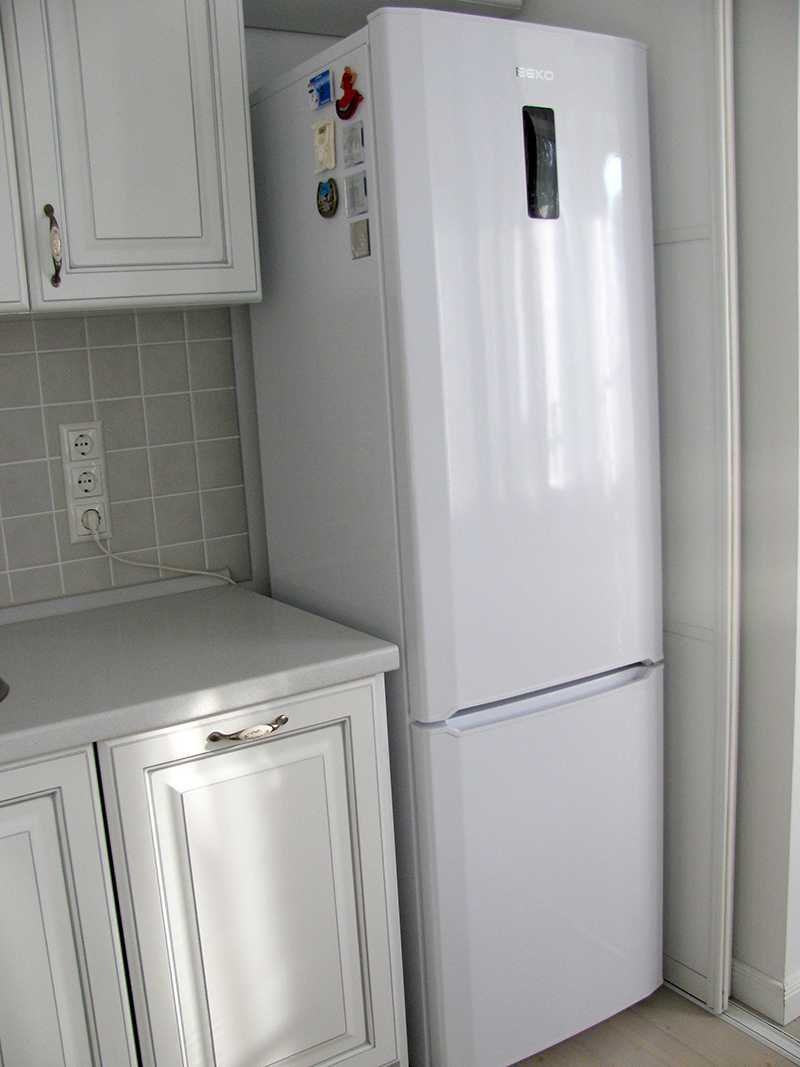 Белый холодильник в интерьере