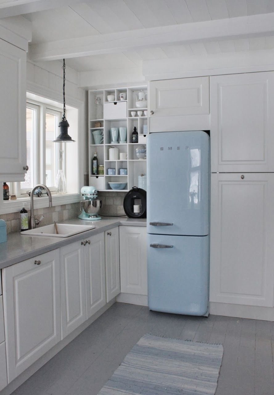 Холодильник Смег голубой в интерьере