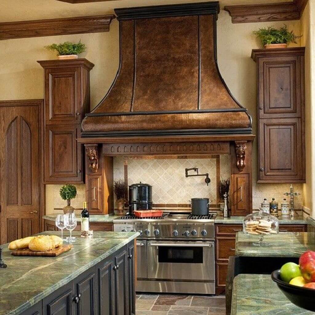 Вытяжка над кухонной плитой. Кухонная вытяжка в стиле Кантри. Кухня в старинном стиле. Вытяжки в деревенском стиле. Красивые деревянные кухни.