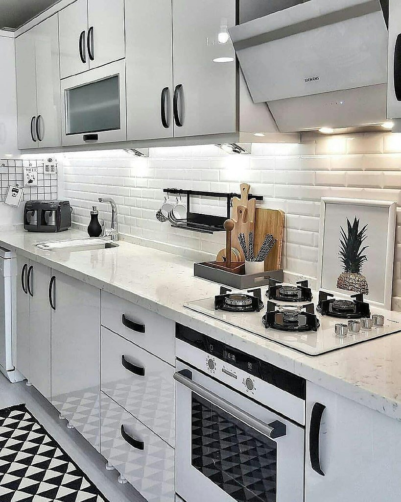 Белая кухня с черными элементами