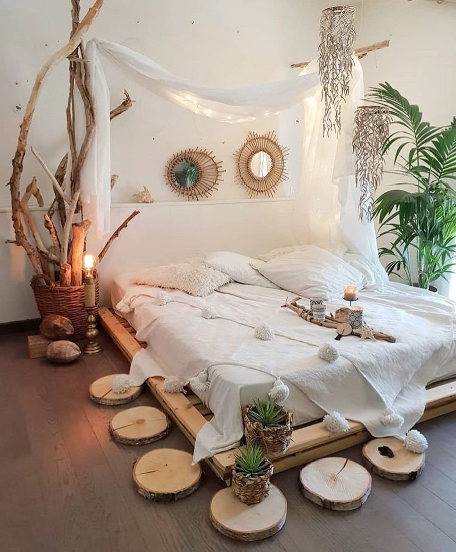Спальня белая с деревом