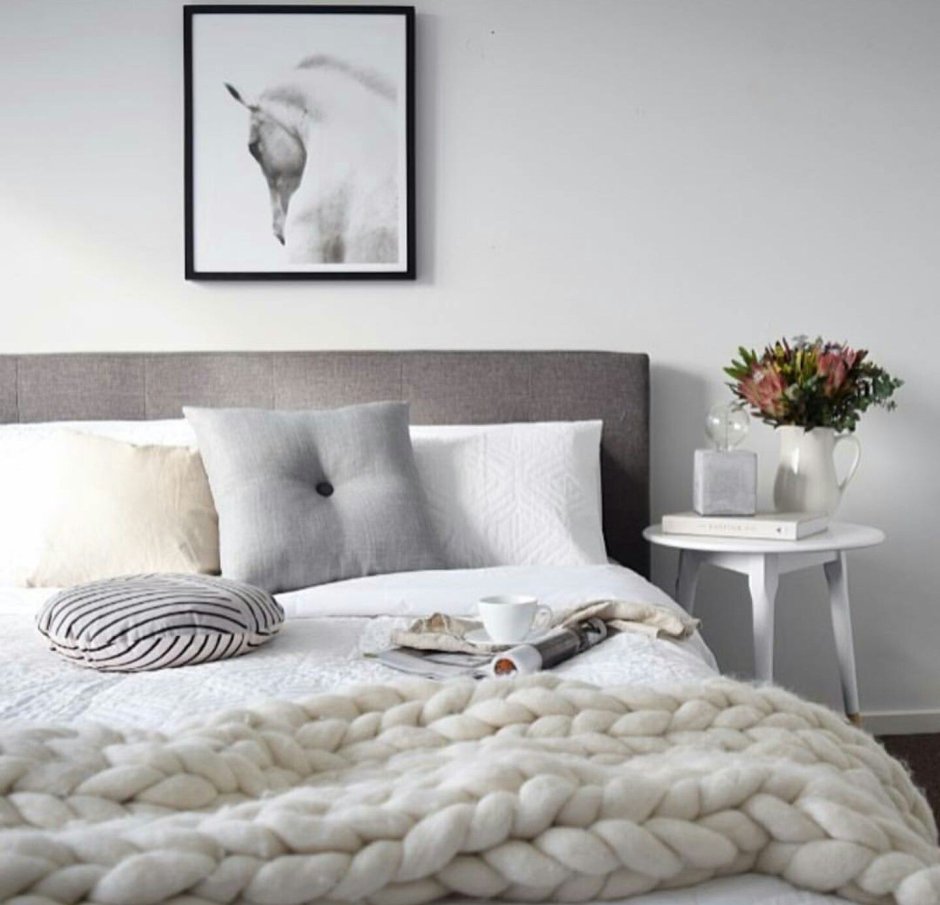 Спальня в скандинавском стиле подушки