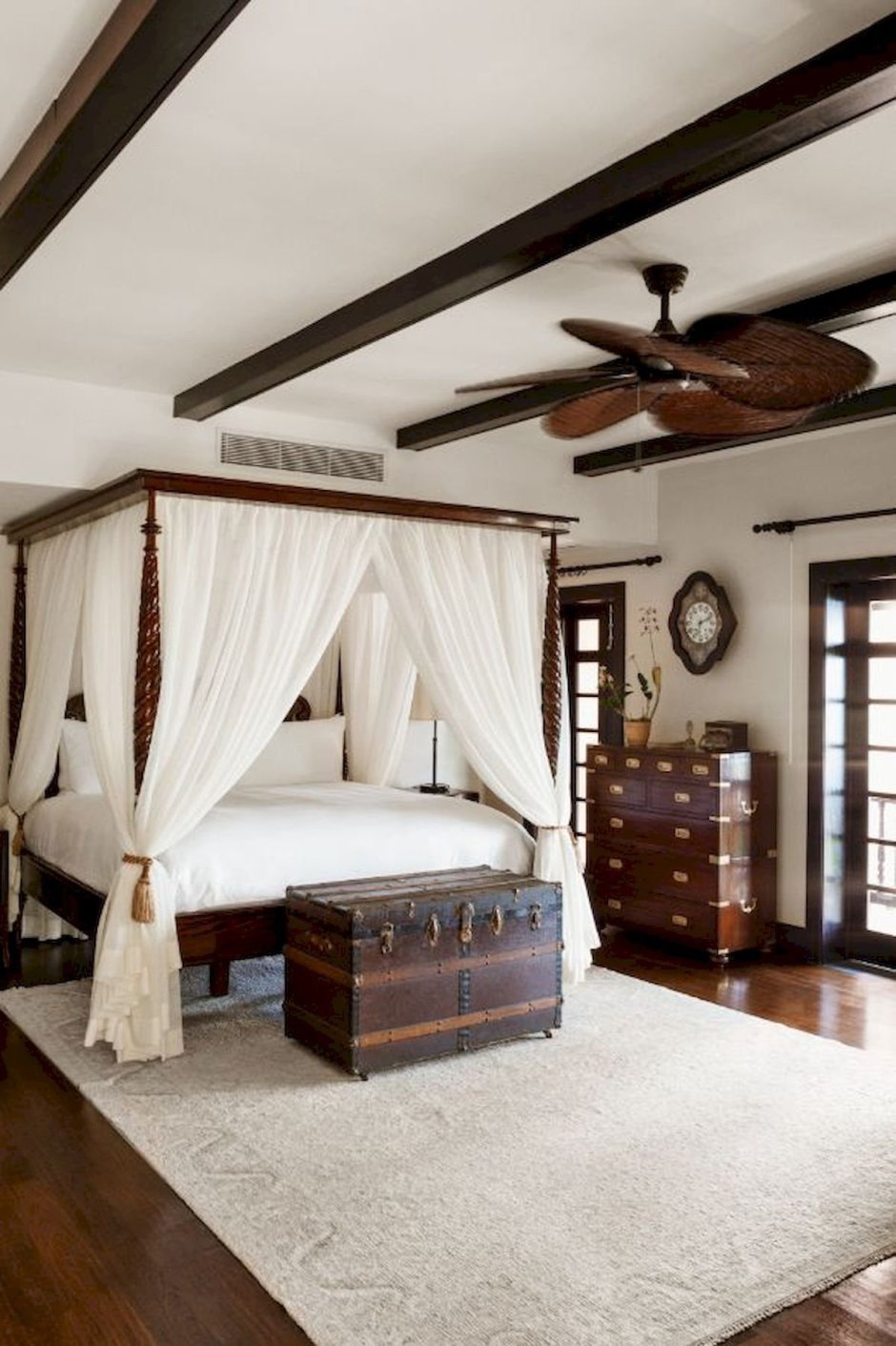 Кровать в колониальном стиле