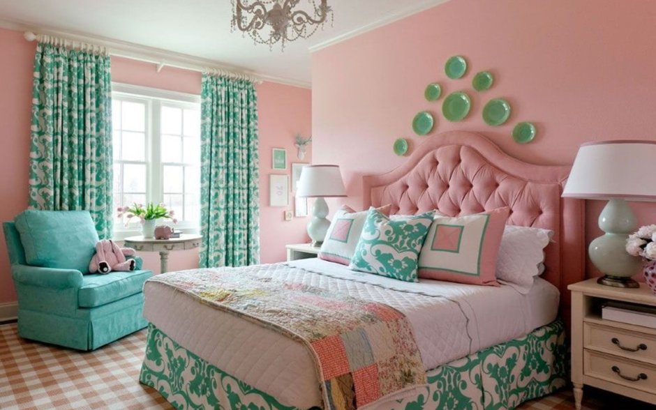 Мятно розовая спальня