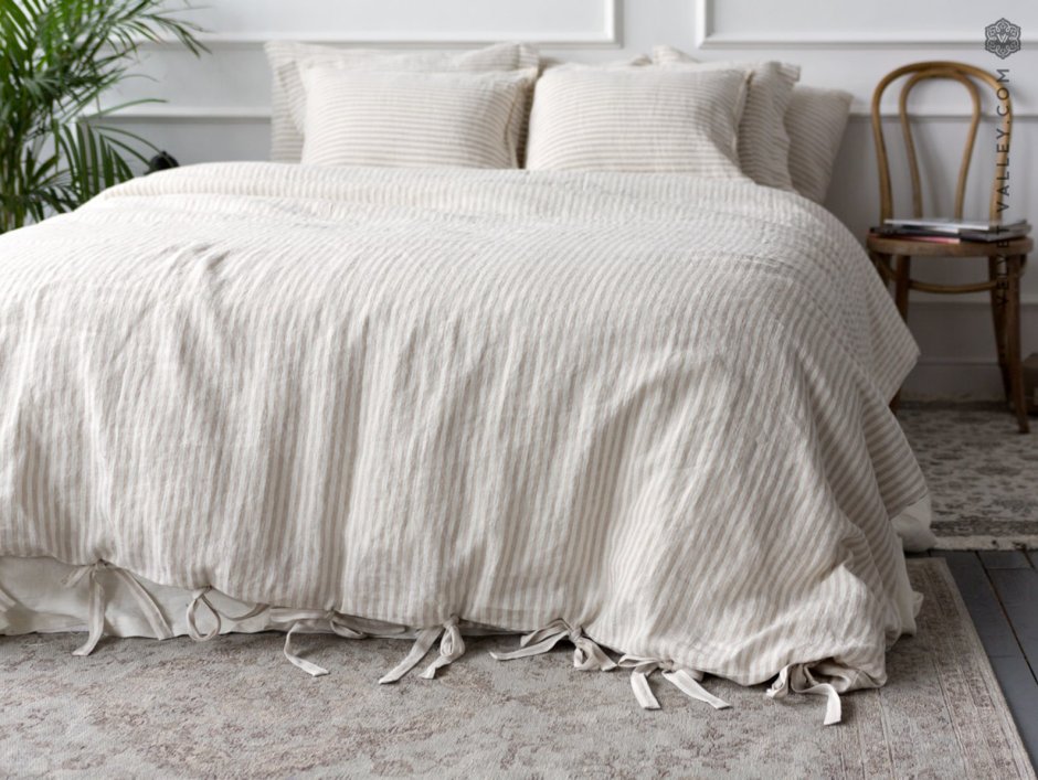 Льняное одеяло на кровати