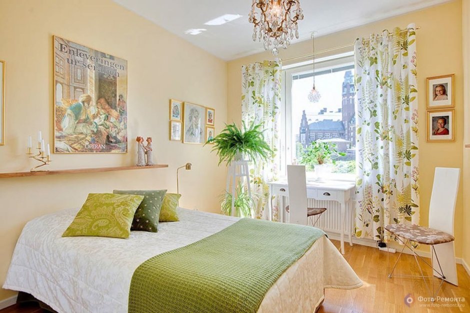 Спальня в зеленых и персиковых тонах
