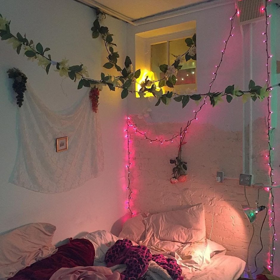 Уютная комната с гирляндами