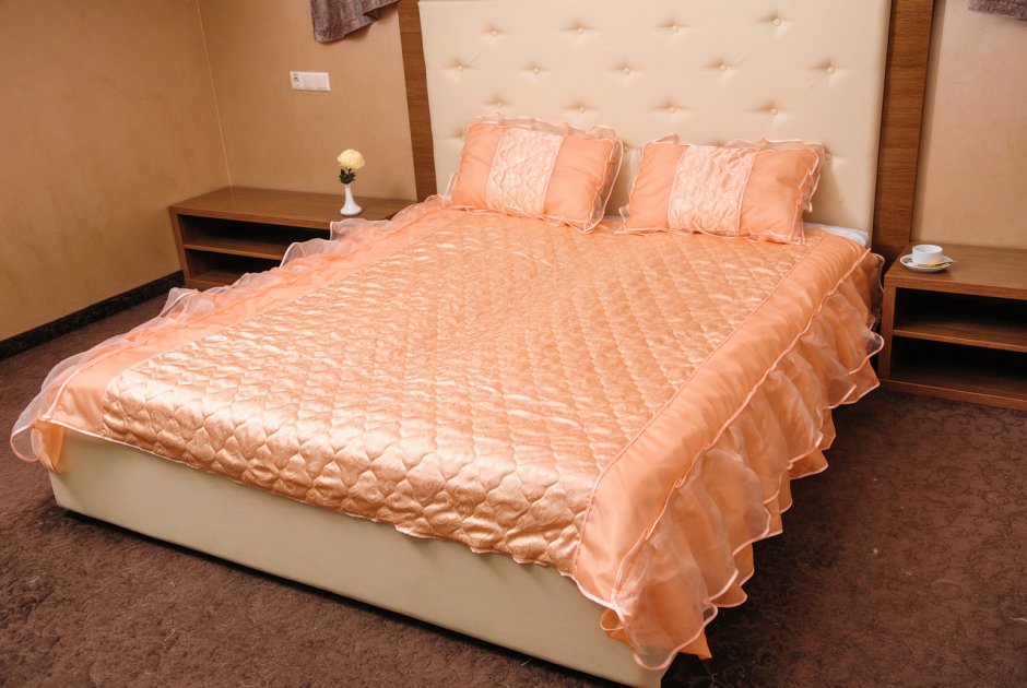 Спальня с розовым покрывалом