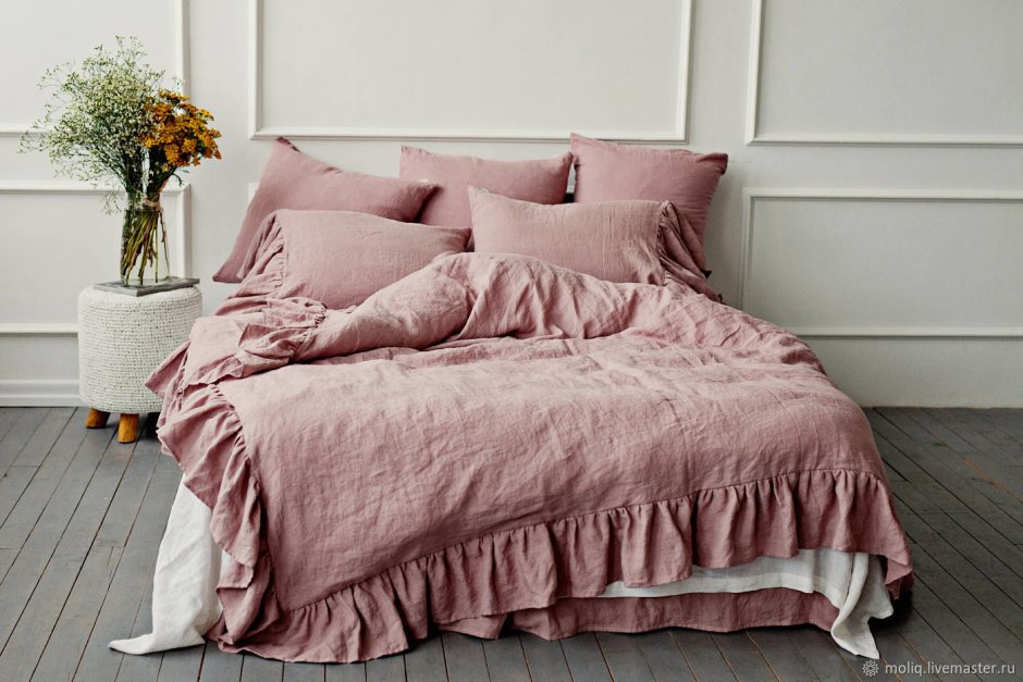 Пыльно розовая кровать