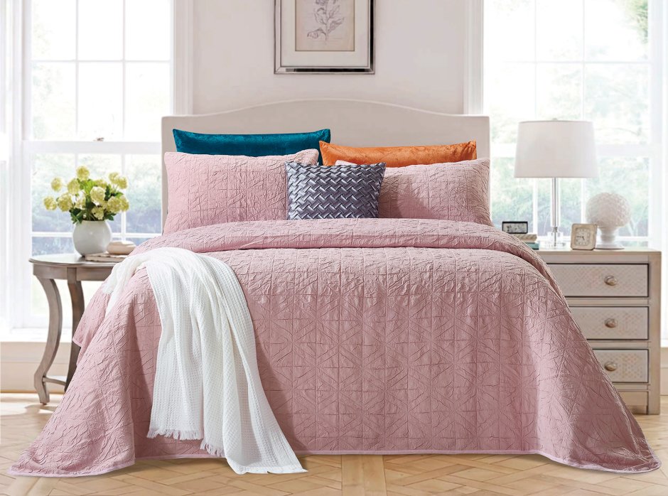 Спальня с розовым покрывалом