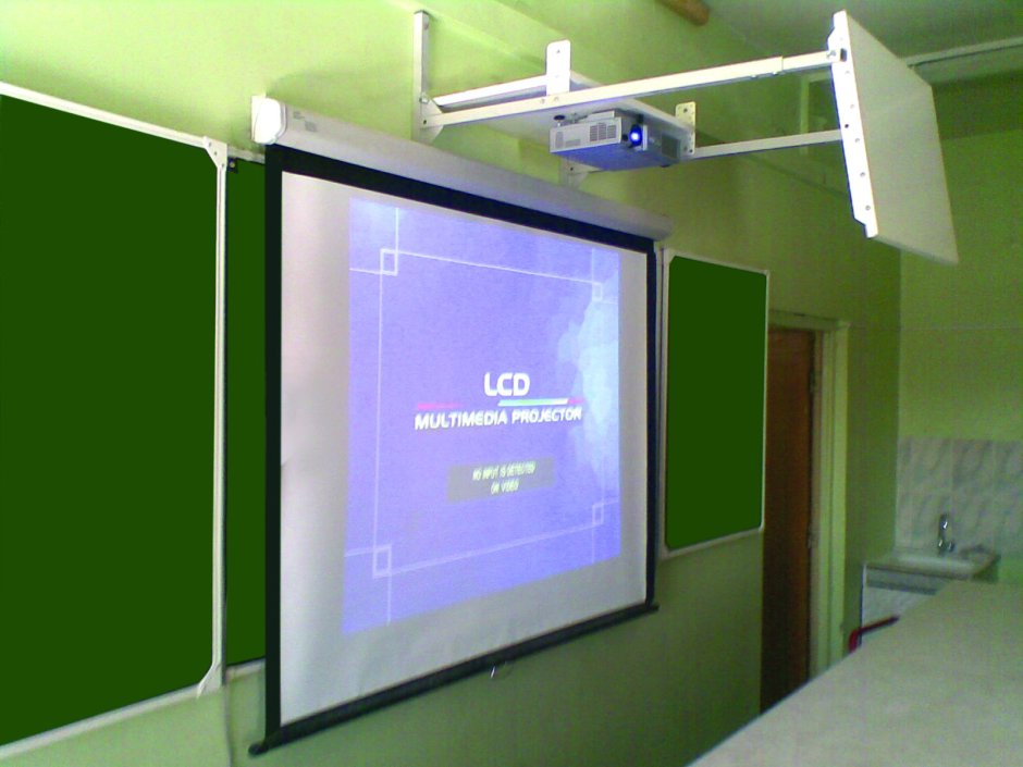 Экран для проектора на стене