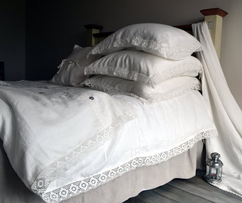 Кровать с периной и подушками