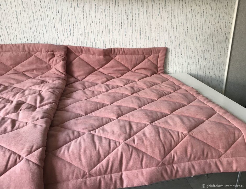 Стеганое одеяло на кровати