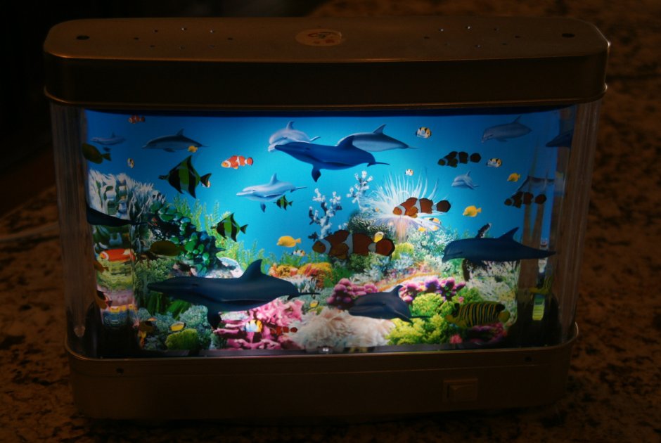 Декоративный аквариум с искусственными рыбками