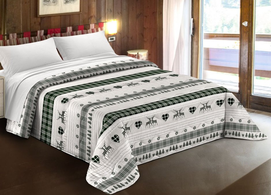 Заправленная кровать с подушками