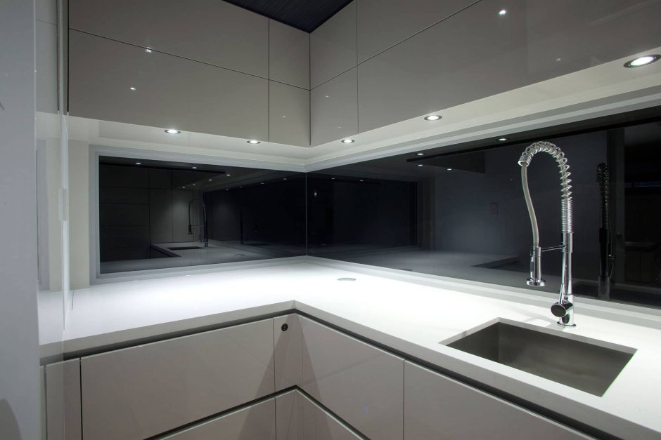 Черно белая кухня с подсветкой
