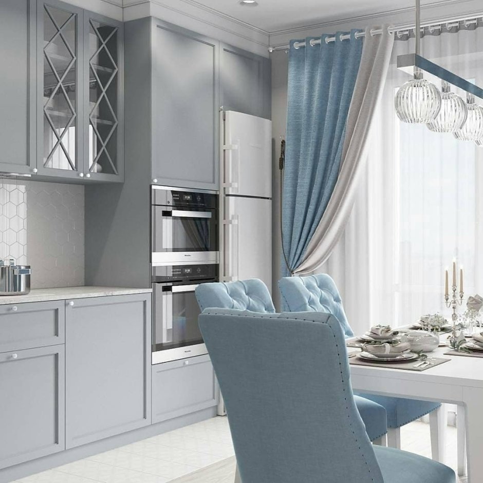 Белая кухня с голубыми шторами