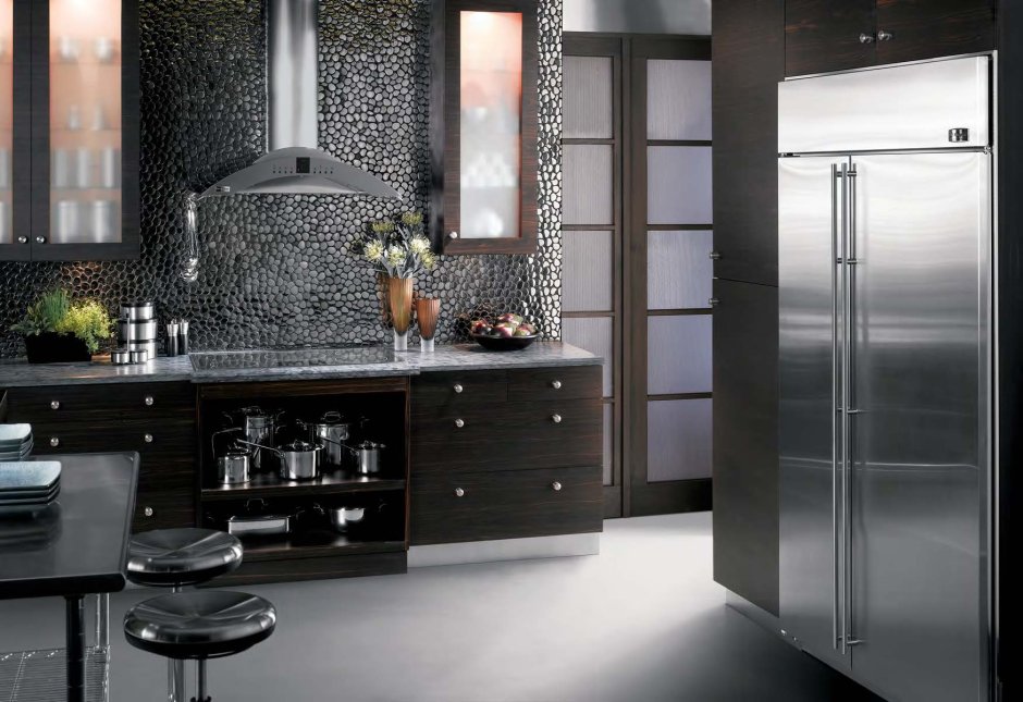 Черный холодильник в интерьере кухни