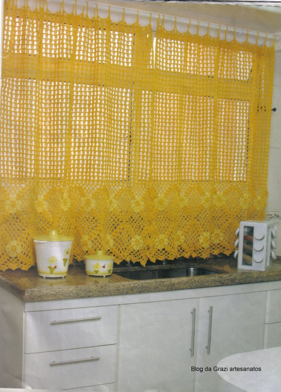 Вязаные шторки на кухню