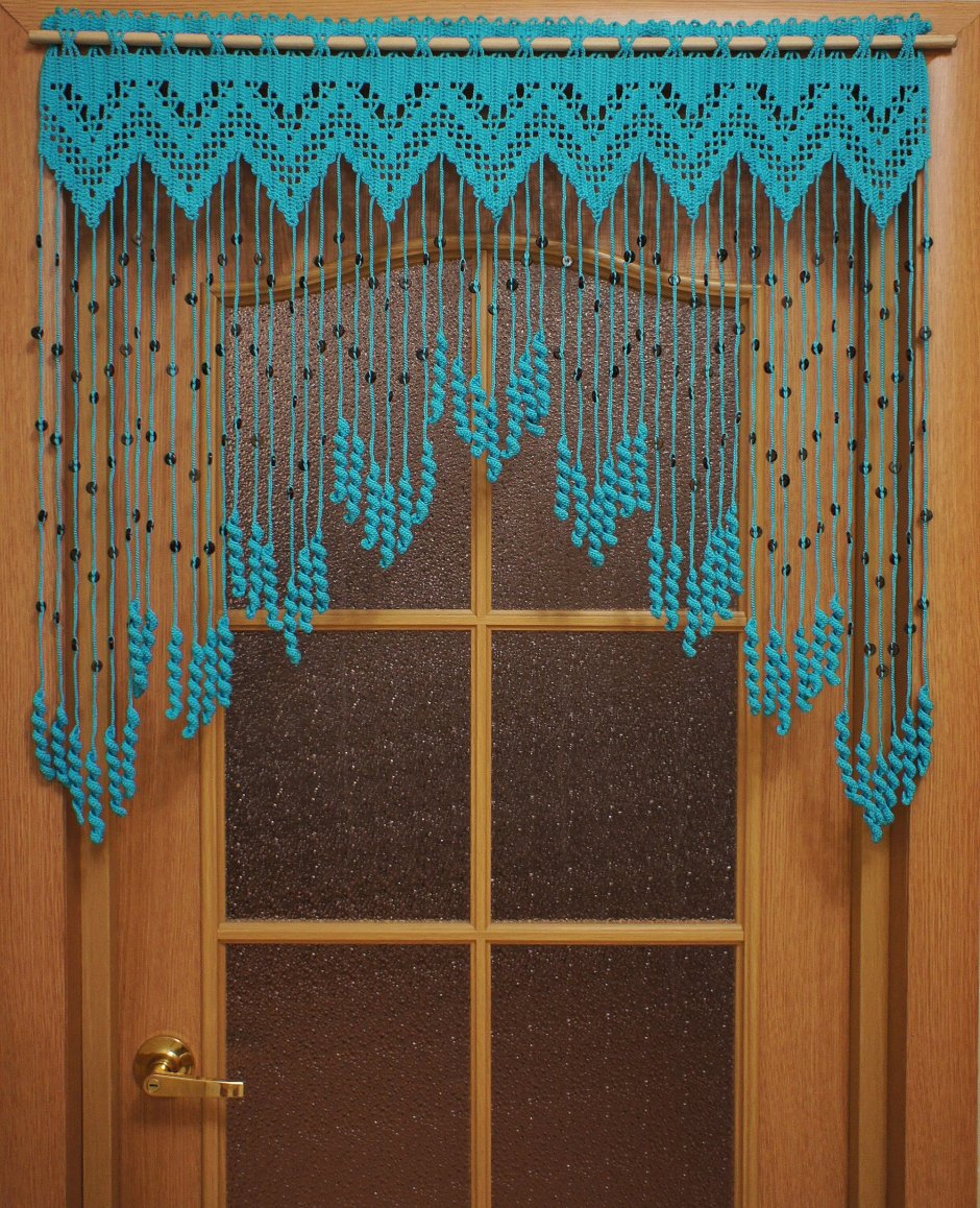 Вязаные шторы на дверной проем