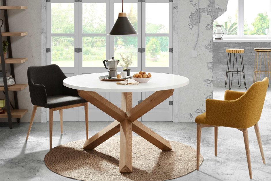 Круглый стол и стулья в скандинавском стиле