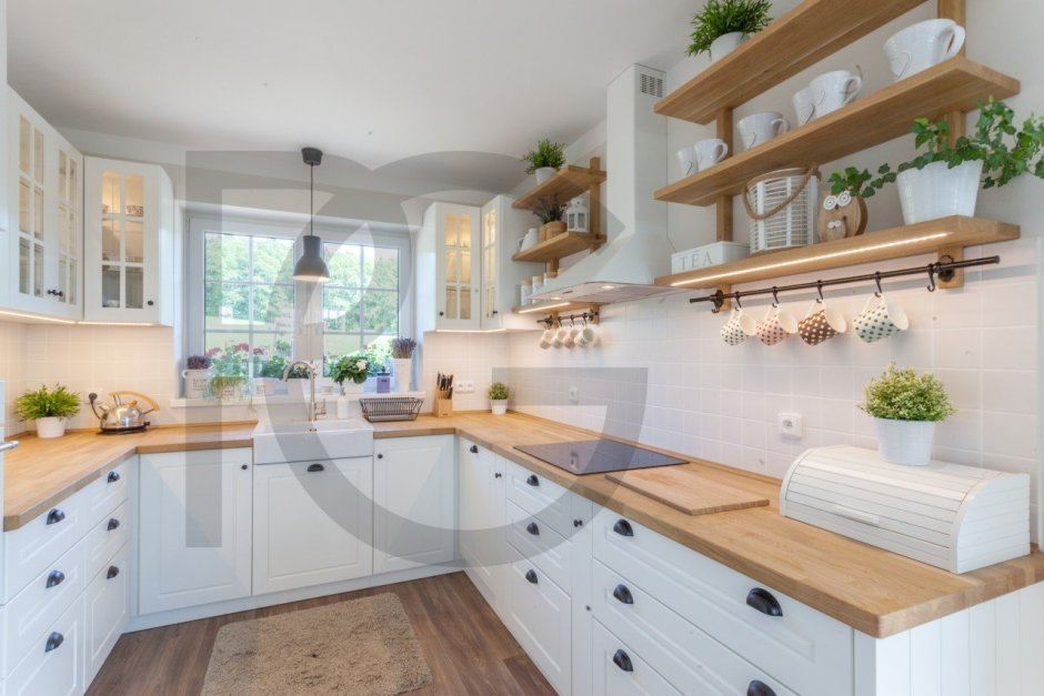 Белая кухня деревянная столешница