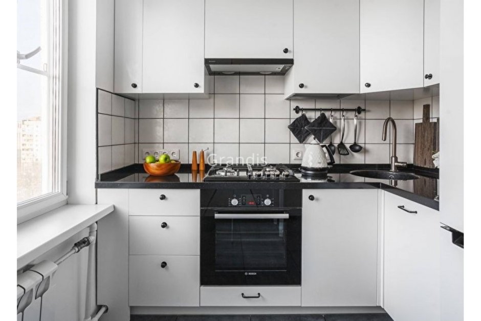 Белая кухня икеа с черной столешницей