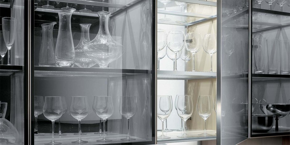 Шкаф для бокалов на кухне стеклянный