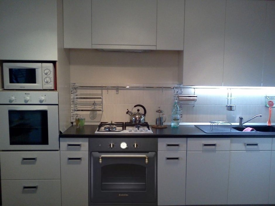 Белая варочная панель и духовой шкаф в интерьере кухни
