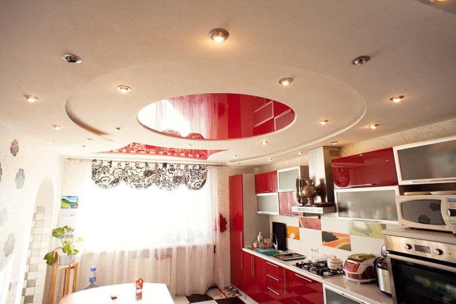 Двухуровневый натяжной потолок на кухне