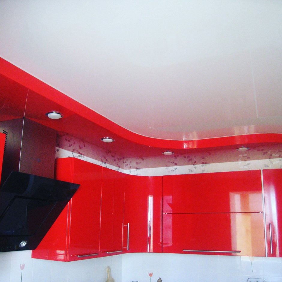 Красный натяжной потолок на кухне