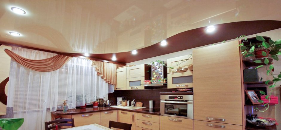 Натяжной двухуровневый потолок на кухне светлый