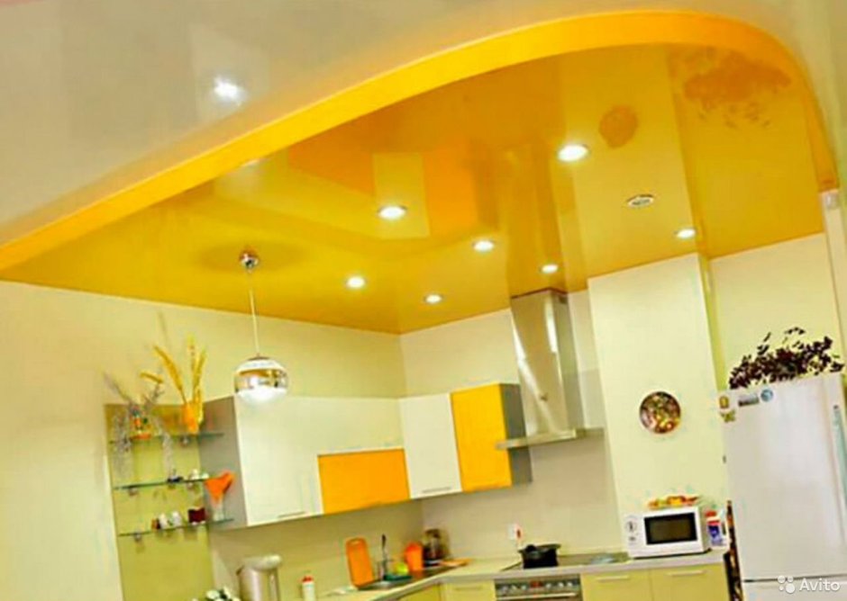 Желтый навесной потолок