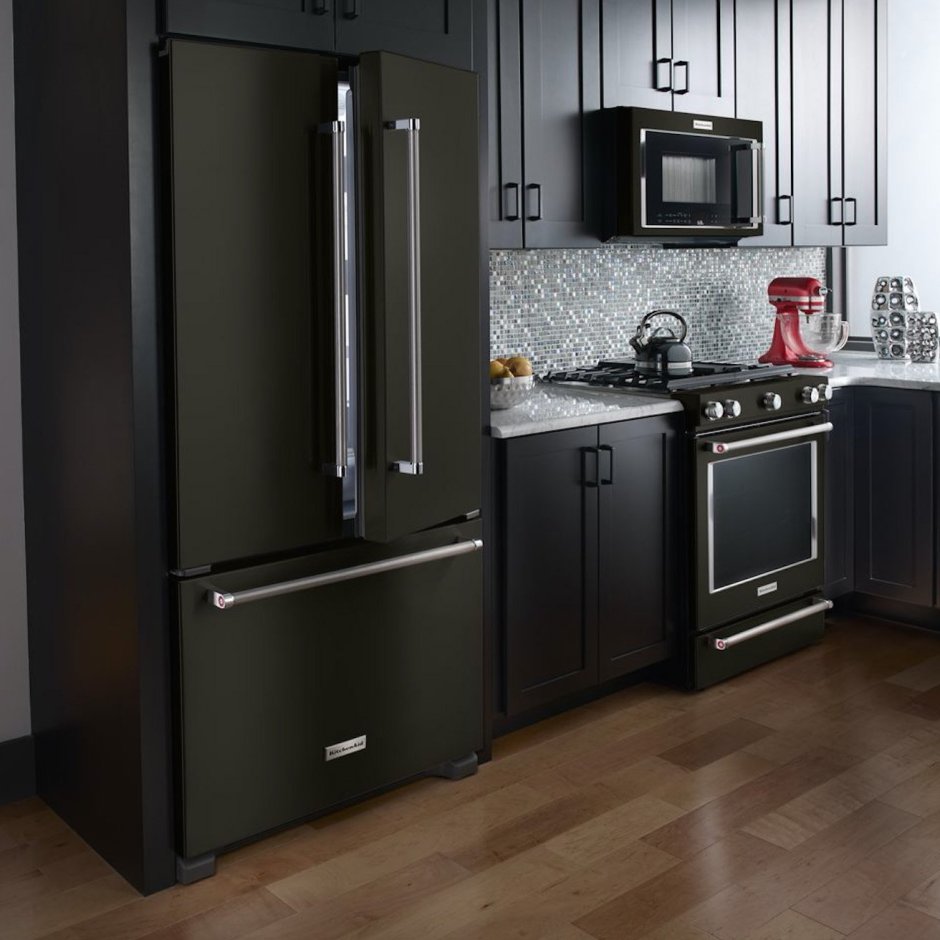 Серая кухня с черным холодильником