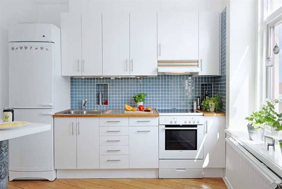 Белый холодильник на белой кухне