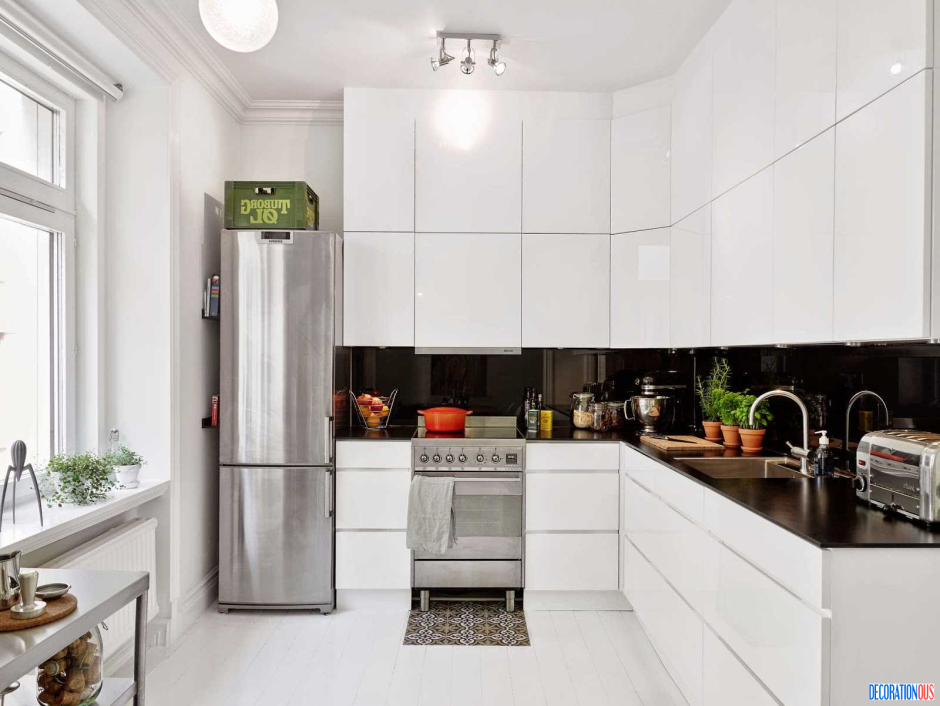 Белая кухня с серебристым холодильником