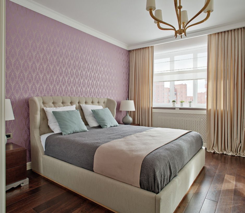 Спальня с белой мебелью и комбинированными обоями пастельных тонов