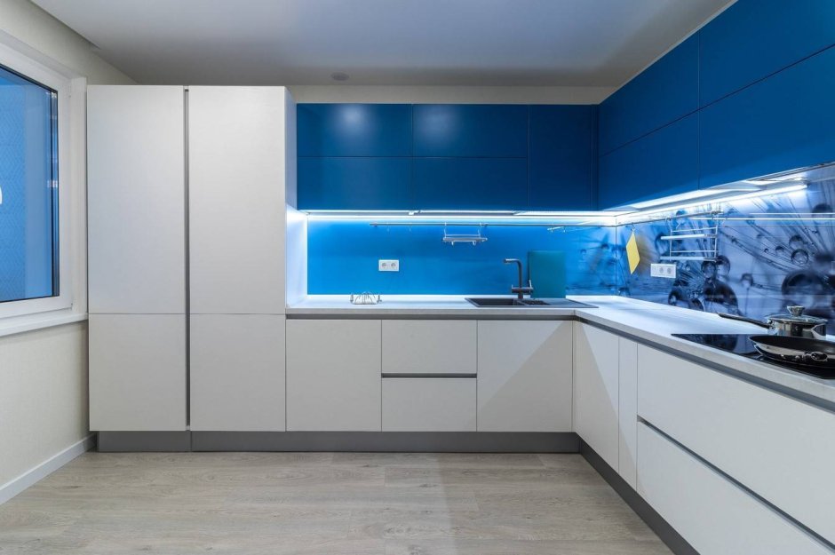 Кухня синяя с белым верхом