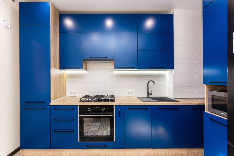 Кухня синяя матовая с деревянной столешницей