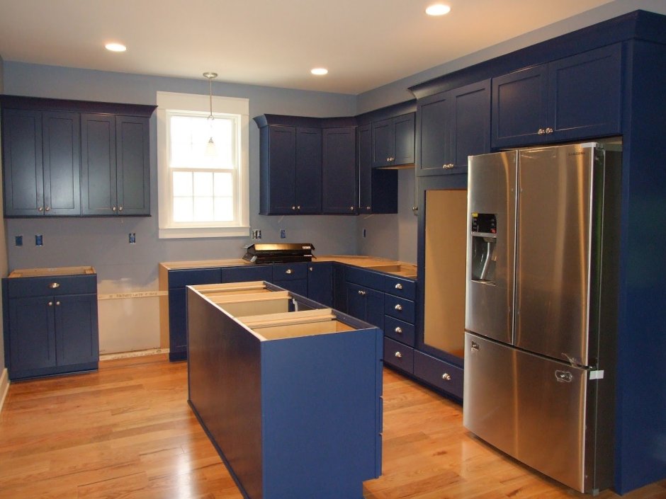 Кухня с синими фасадами