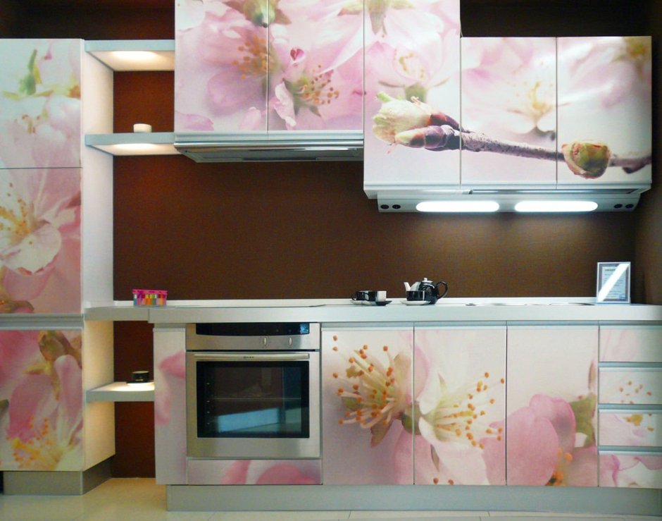 Розовая кухня с сакурой
