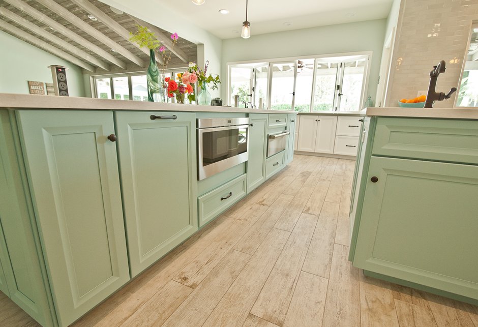 Бело зеленая кухня с деревянной столешницей