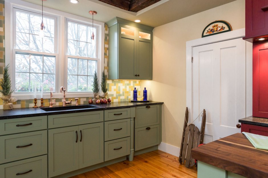 Кухня зеленого цвета с деревянной столешницей